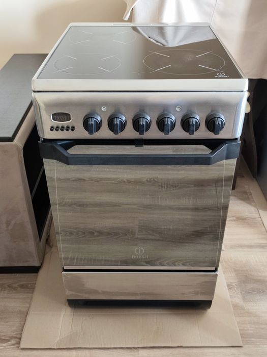 Стъклокерамична готварска печка Indesit, с грил