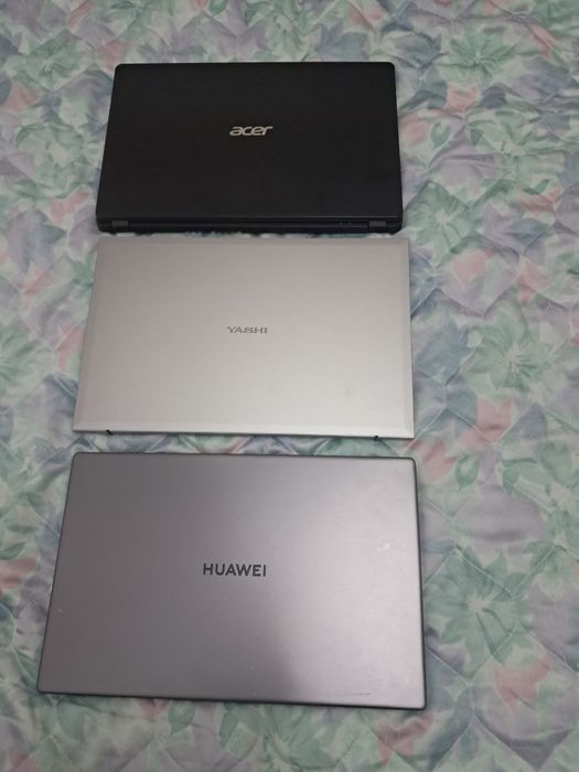 Vind trei laptop la un preț  convenabil