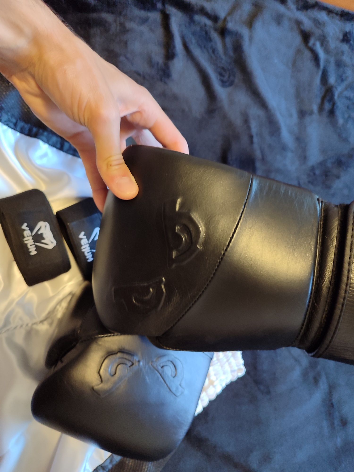Echipament BOX/MMA - Manusi, Pantaloni si Bandaje Incheieturi