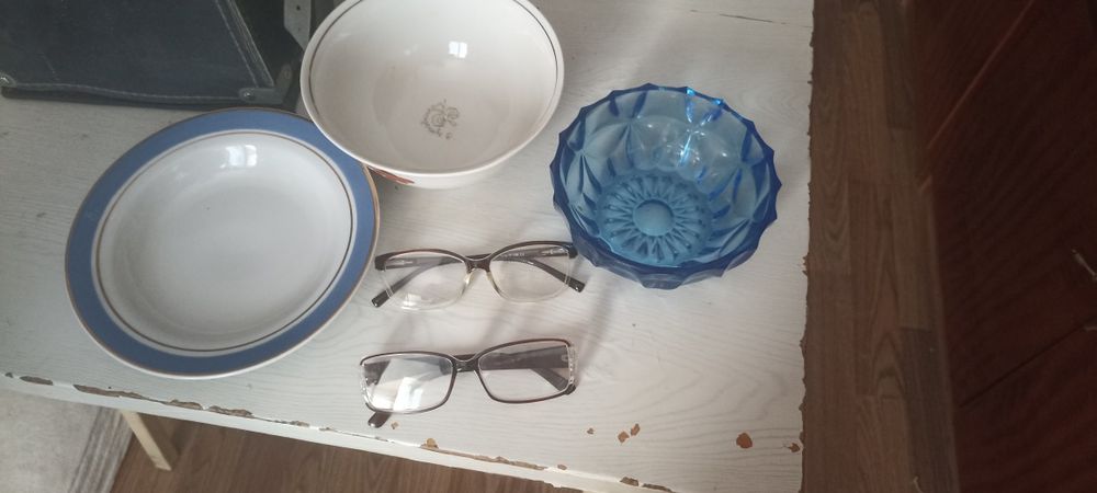 Посуда, очки для зрения +2, для телевизора +1,5, косметичка новая