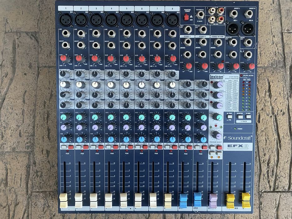 mixer cu efecte voce Soundcraft EFX8