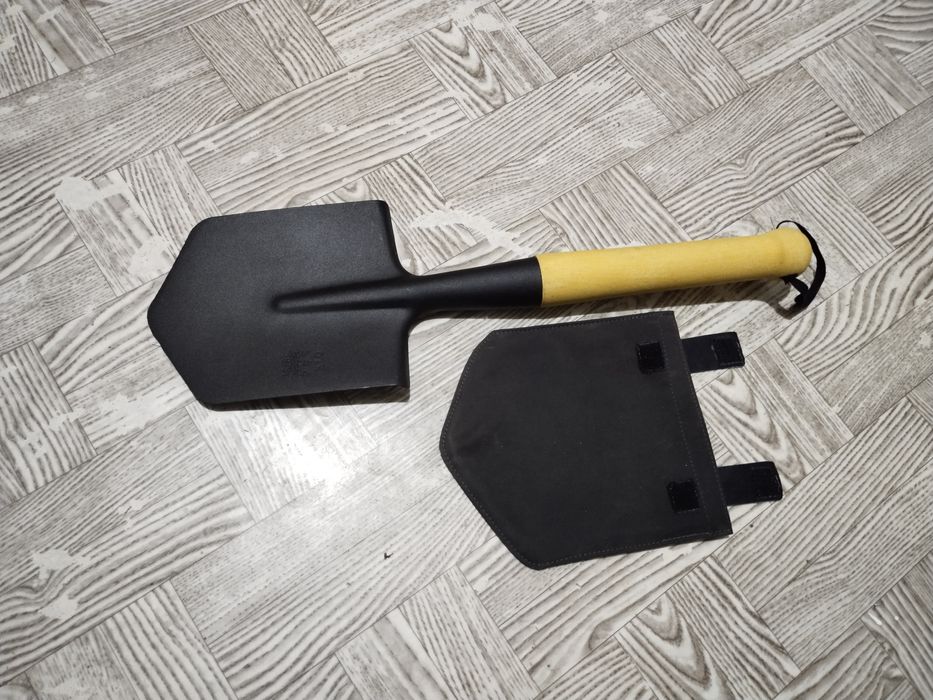 Сапёрная лопата в чехле.