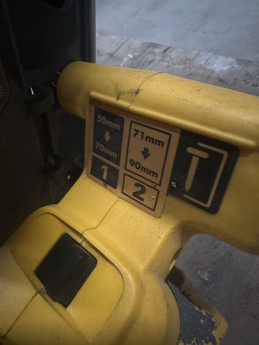 Pistol cuie DEWALT DCN692 50-90mm + baterie 5ah