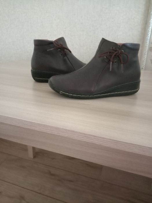Продам женские ботинки