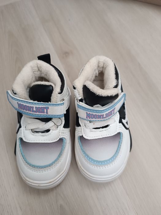 Продам кроссовки зима