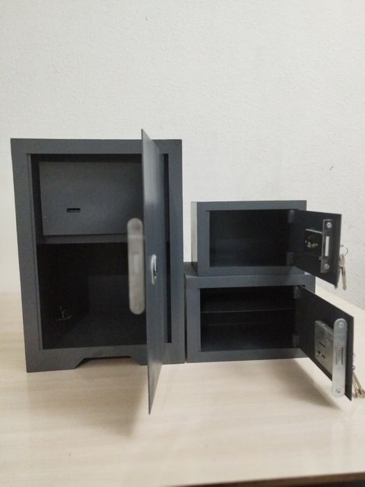 Мебель магазинда сейфлар сотилади.