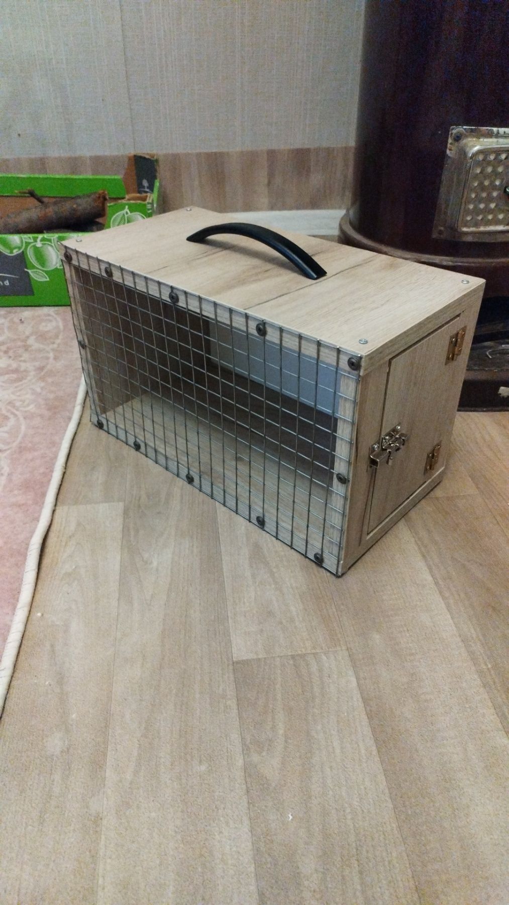 Продавам клетки и преносилки
