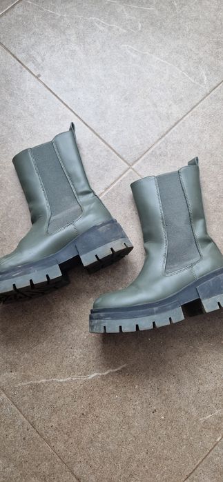 Гумени зелени боти и естествена кожа сандали