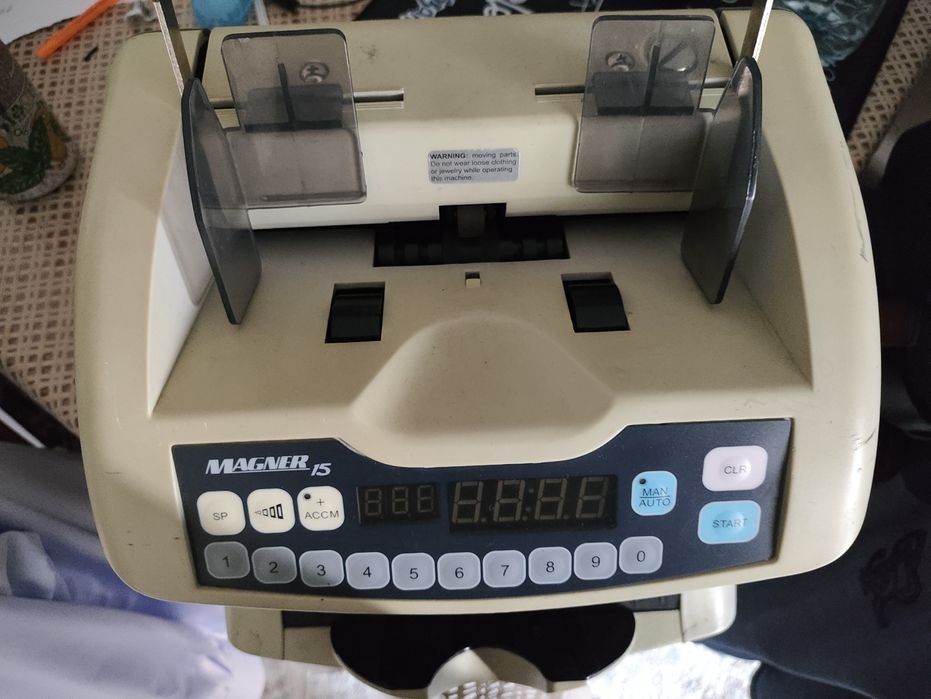 Продам счетную машинку magner 15