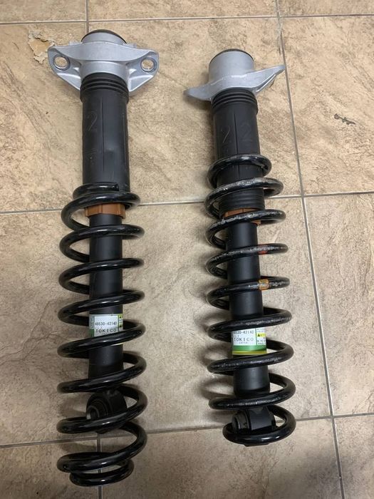 На Toyota Sequoia — Задний амортизатор.