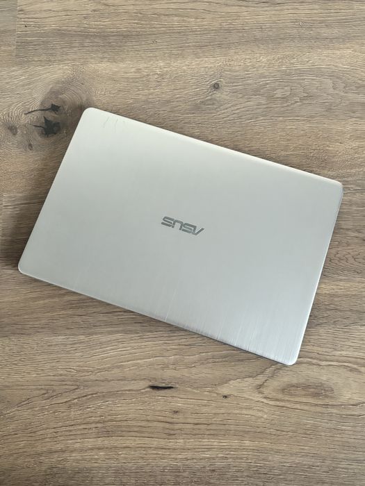 Asus Vivobook 15 Gold. •i5 8th gen• SSD 256gb• Taste luminate