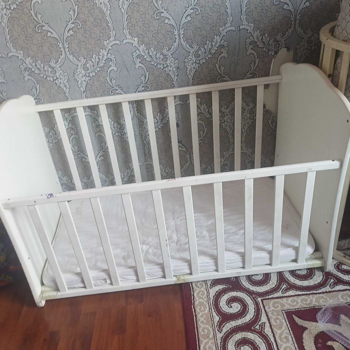 Продам детский кроват+манеж (матрас в подарок) срочно. Торг. уместен.