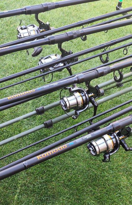 Set 4 Lansete 3,90m+4 Mulinete Long Cast cu Baitrunner+Rod Pod Echipat