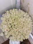 белые розы 101 штук свежие от Celvine floral