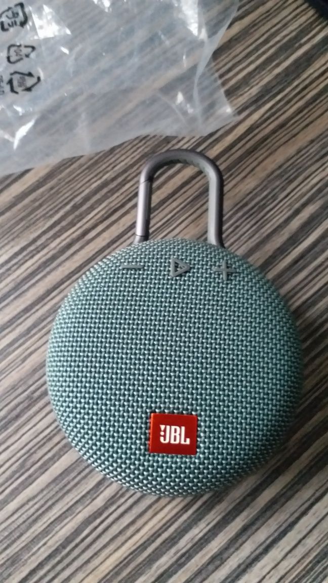 Vand boxa portabila JBL.