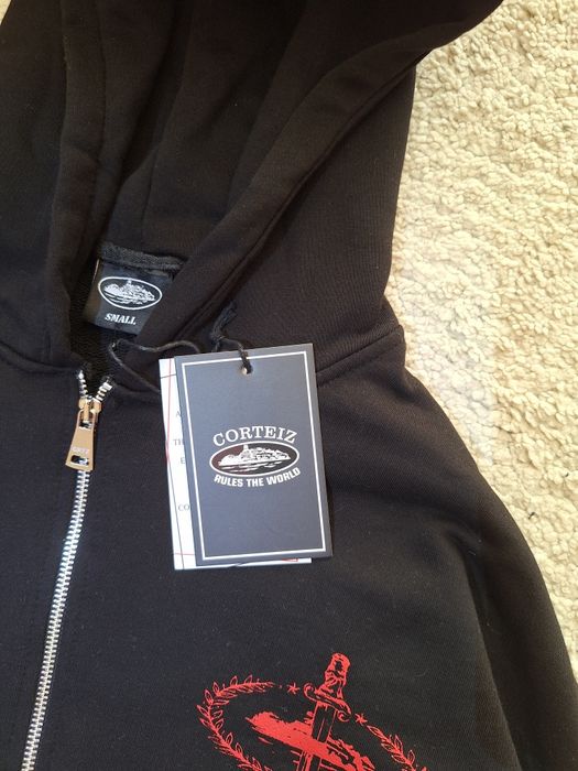 Екип на Coreteiz нов черен