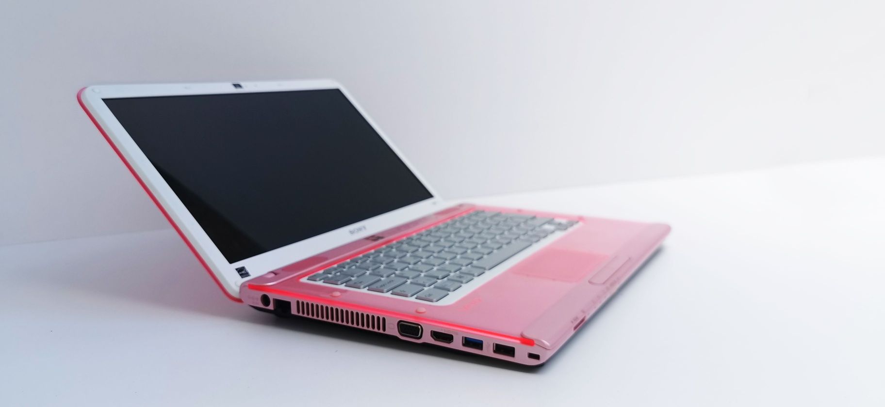 Pink Sony VAIO PCG Procesor i7 8 GB RAM 500 GB Stocare AMD Radeon