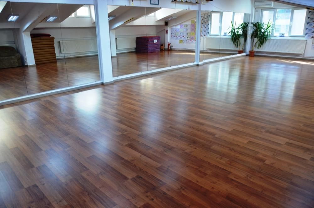 Inchiriez cu ora spatiu, sala aerobic, dans,prezentari,cursuri, karate