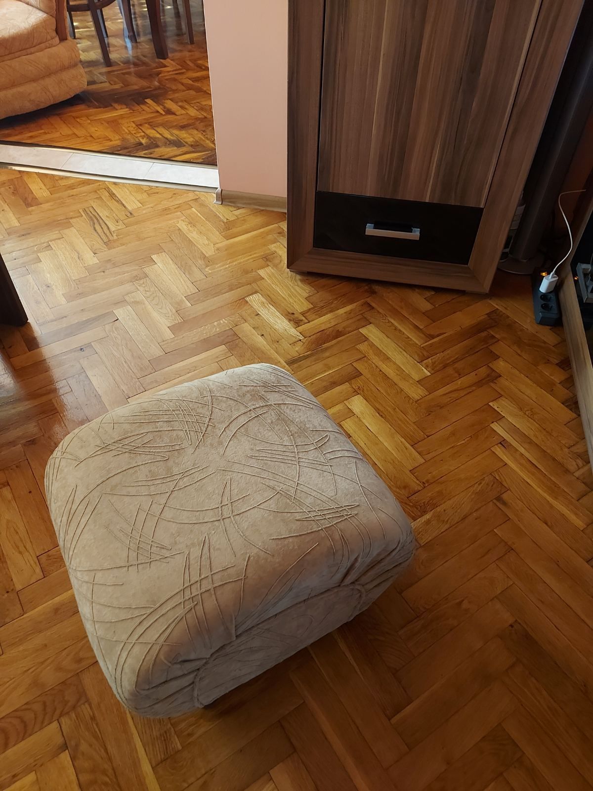 Продавам диван,фотьойл и табуретка