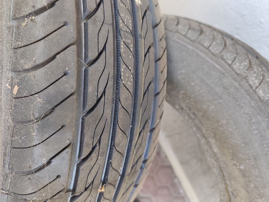 Резина 225    65.    17.      2шт летние всесезонка.