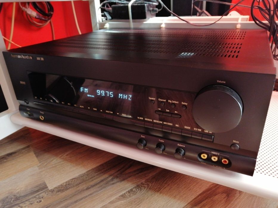 Продавам ресивър 5+1 Harman Kardon AVR 200