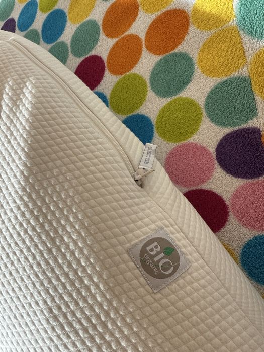 Възглавница за кърмене на Red castle