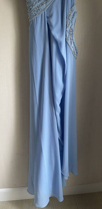 Голубое вечернее платье