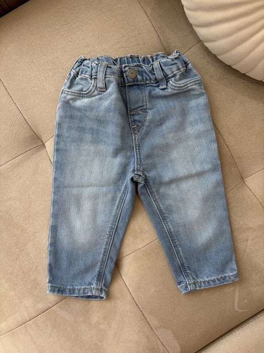 Нови дънки в размер 9-12 месеца