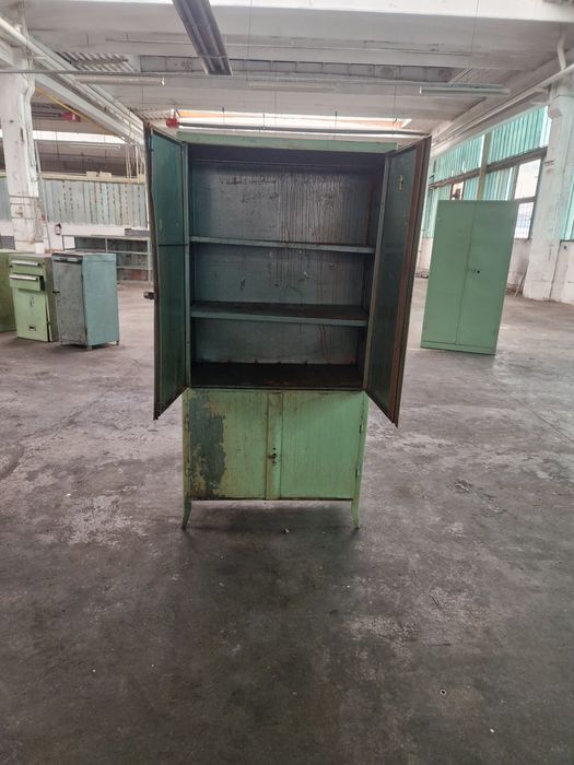 Dulapuri pentru scule si Containere mari mici din metal profesionale.