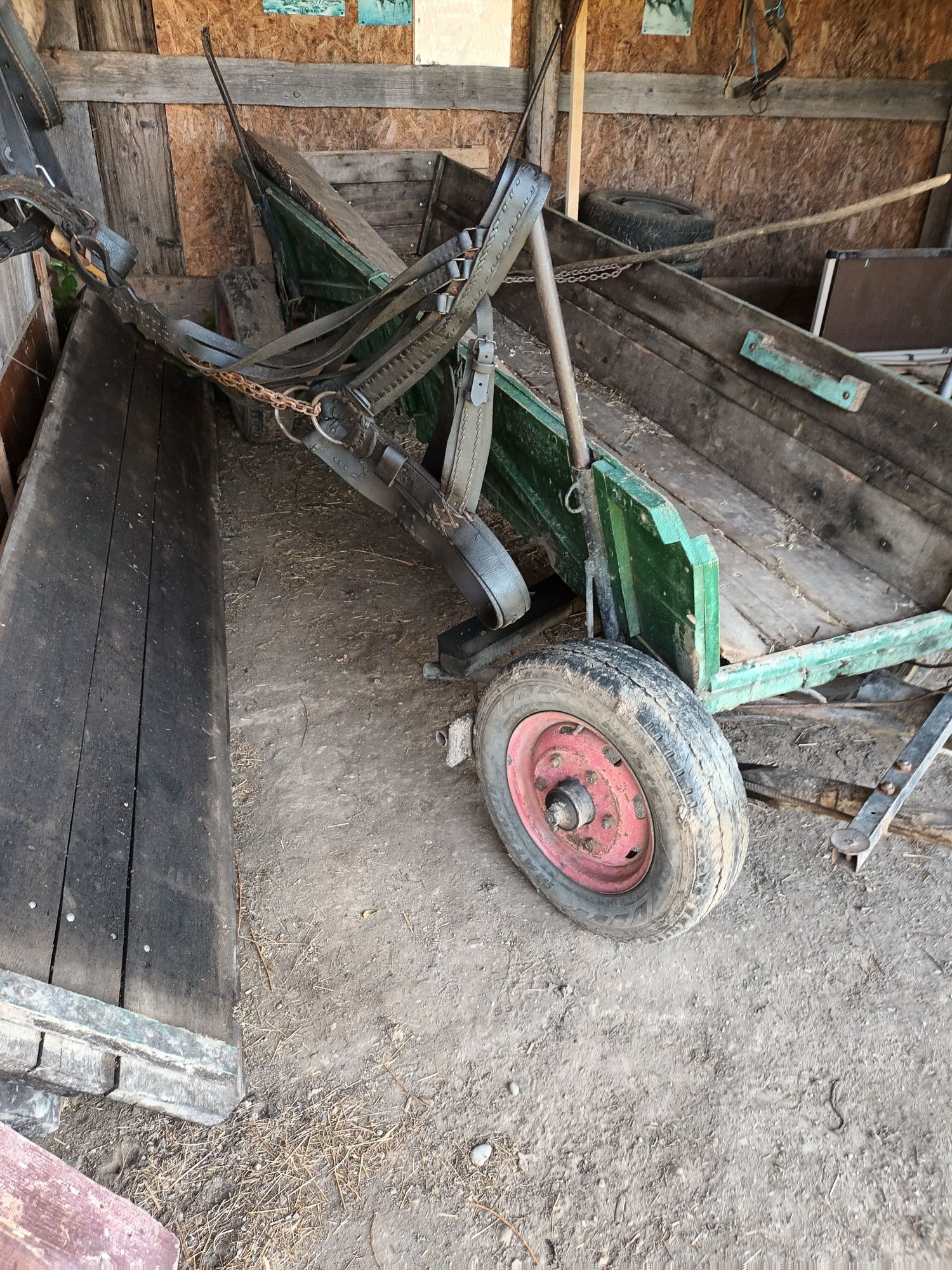 Vând o caruta și doua hamuri