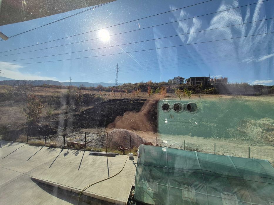 Многостаен етаж от къща, 160кв, полу-обзаведен, двор и паркомясто