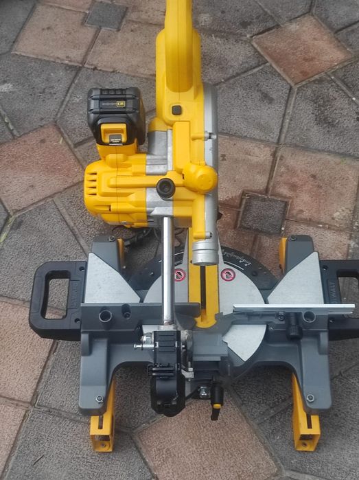 Circular pe acumulatori DEWALT DCD 777 va și nou