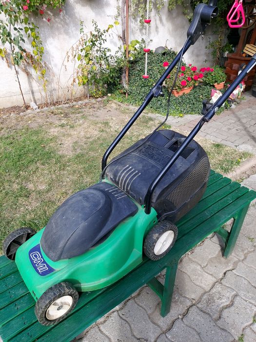 Mașină de tuns iarba gazon.