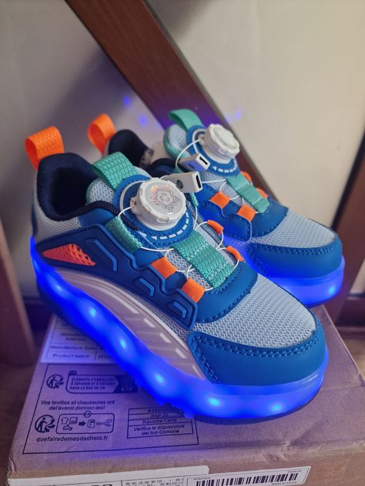 Adidasi noi cu role detașabile