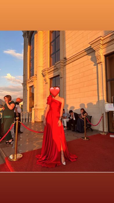 Бальное платье красного цвета на одно плечо с розой длинна в пол.