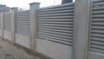 Garduri din sipca metalica, plasa bordurata,  stil jaluzea, lemn