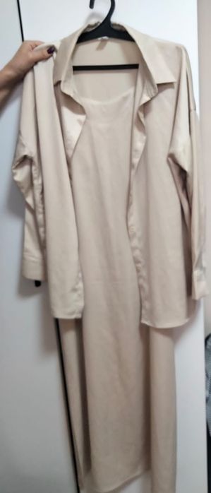 Платья бежевого атласного цвета