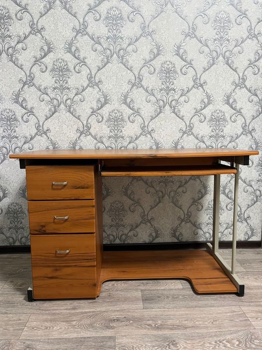 Продам компьютерный стол