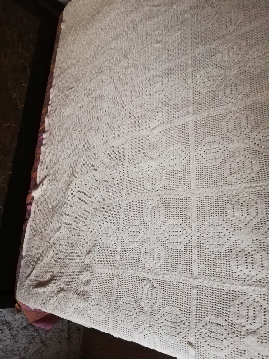 Покривка за легло плетена на една кука
