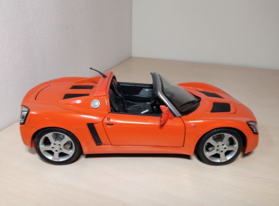 Opel speedster macheta 1 18
Scara 1:18
Maisto 

Fotografiile fac parte