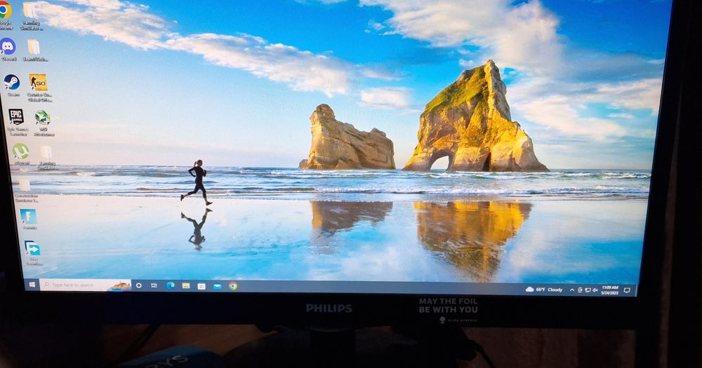 Vand PC cu tastatura, maus, și monitor