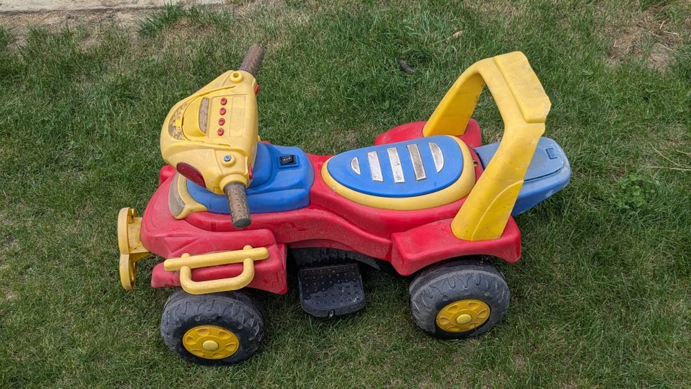 Игрушечный квадроцикл