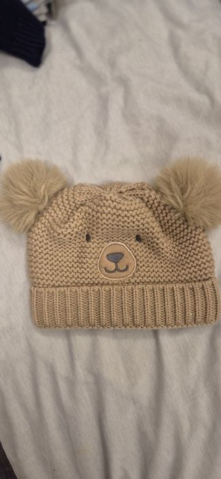 Две ватирани шапки и комплект ръкавички 0-3 месеца