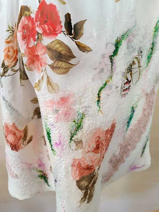 Филцов шал , ръчно изработен чрез мокро плъстене от вълна и коприна