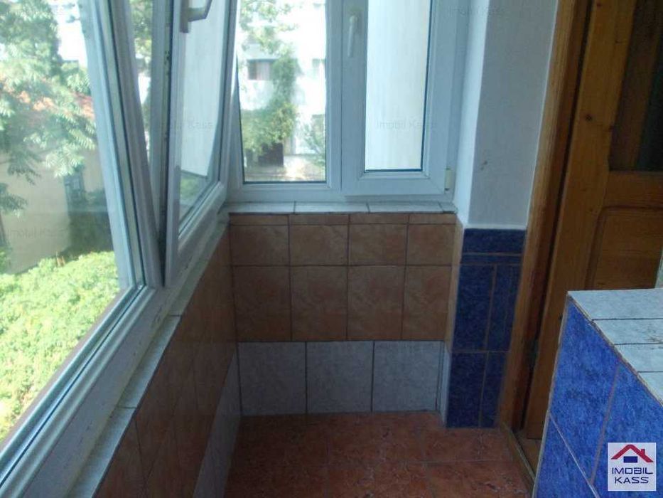 Inchiriez central apartament 3 camere decomandate