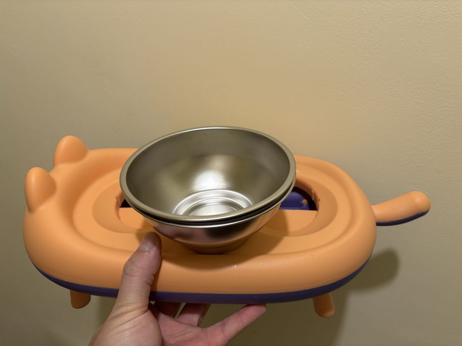 Boluri mancare pisici/catei cu suport plastic si picioare retractabile