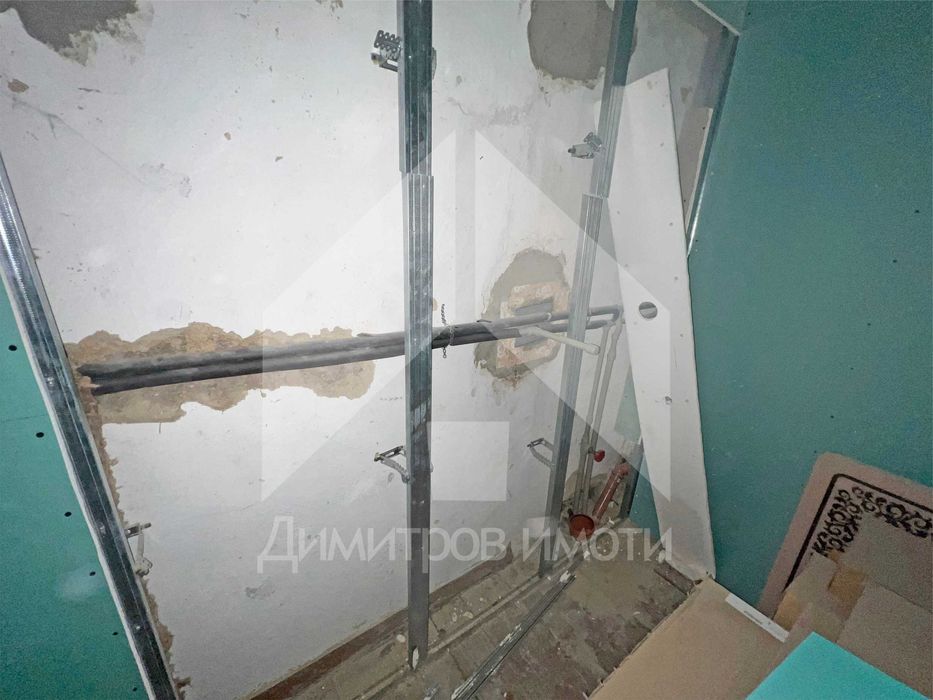 Продава самостоятелна, еднофамилна къща с двор и кладенец- Нови пазар.
