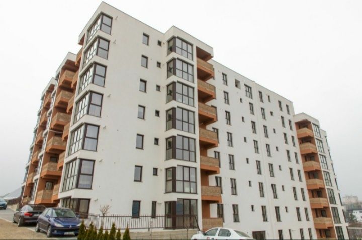 Vând apartament cu trei camere în bloc nou mobilat si utilat