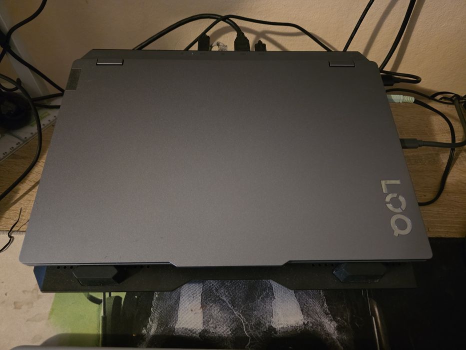 Leptop lenova LOQ 15IRX9