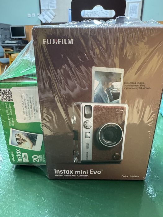 Aparat foto instant Fujifilm Instax Mini Evo + 20 filme Fujifilm